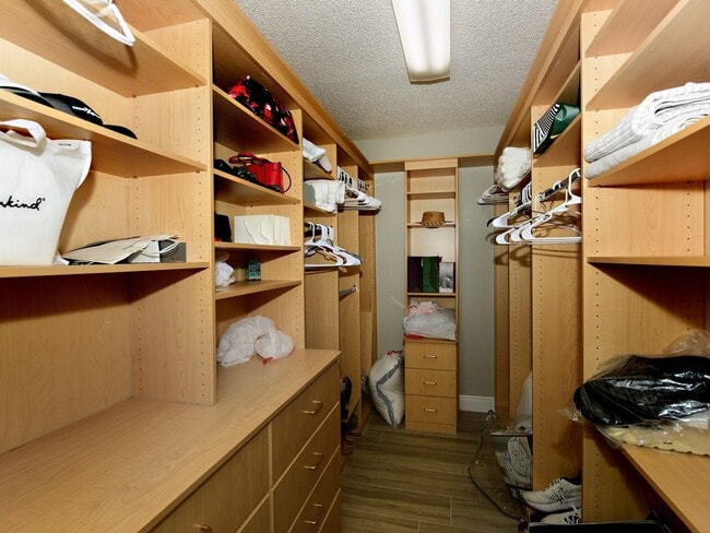 Building Photo - 5979 Pinebrook Dr