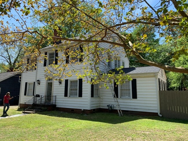 Building Photo - 606 S Elm St