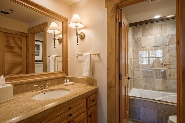 Building Photo - 131 Vischer Dr