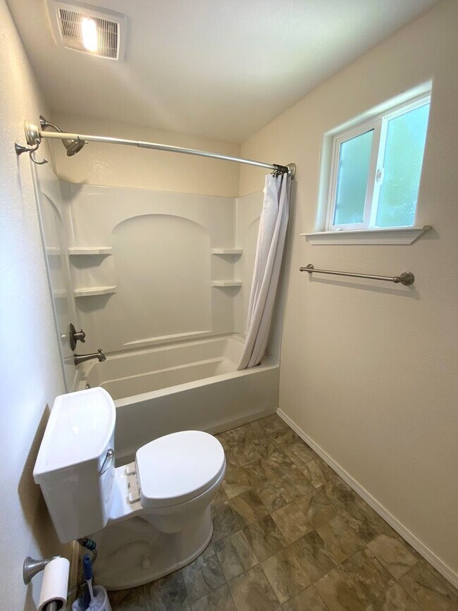 Building Photo - Studio Garage Apt in NW OKC YOUNGS ENGLEWO...