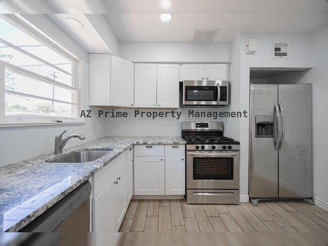 Building Photo - 506 W 11th St