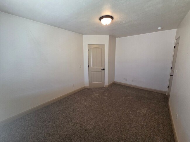 Building Photo - Shadow Ridge 3 Bedroom