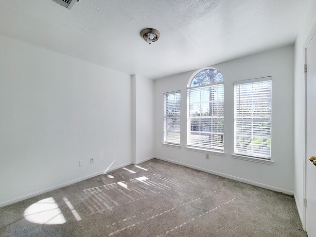 Building Photo - 17614 Glenmark Dr