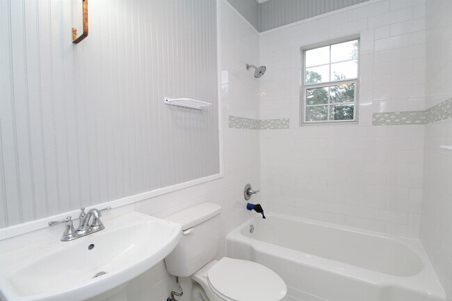 Building Photo - 618 N B St