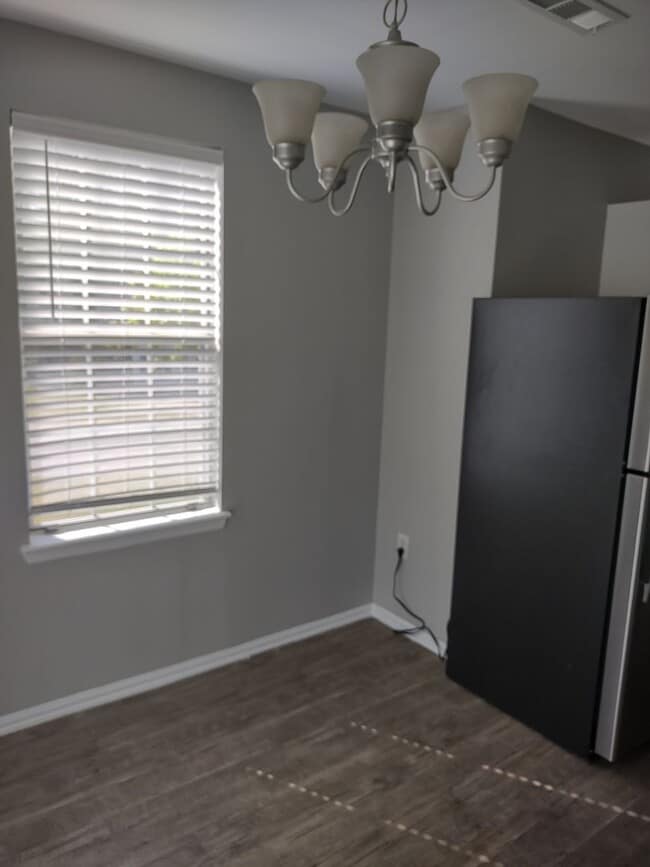 Building Photo - Fabulous Upgraded Three Bedroom/Two Bath Townhome - Walking Distance to Lexington Medical Center