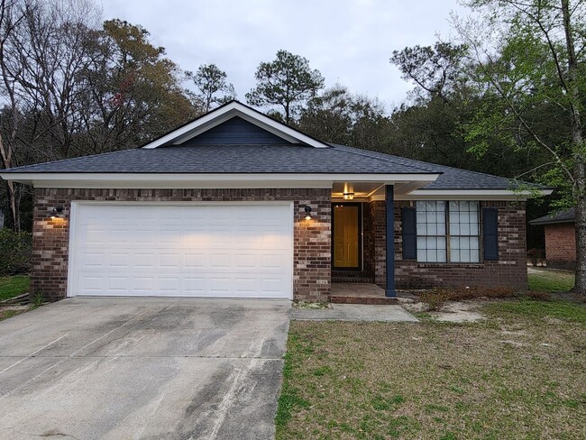 Primary Photo - 3 Bedroom, 2 bath home with garage in the ...