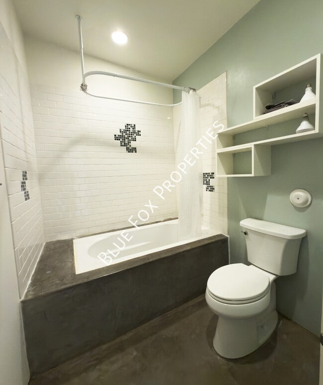 Building Photo - 1150 E 15th St