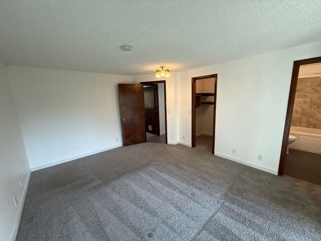 Building Photo - 869 Meadowlawn Dr SE