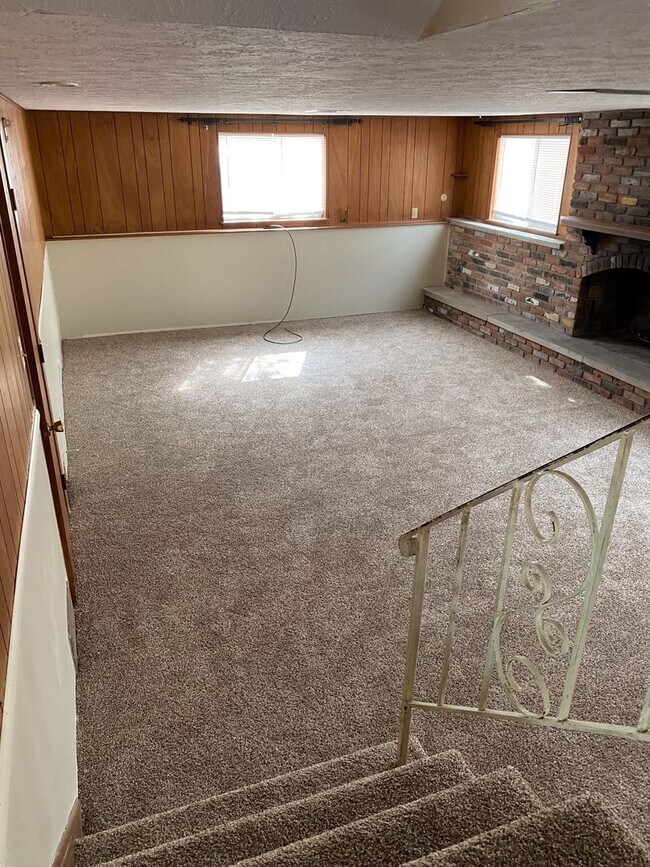 Building Photo - Beautiful Split Level House 3 bedroom 1 ba...