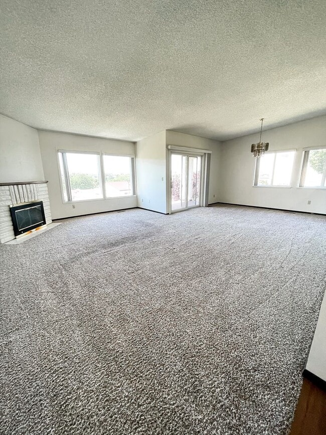 Building Photo - Spacious Townhome with Expansive View and a 2 Car Private Garage