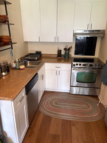 Completely remodeled kitchen and brand new hard wood floors - 1900 Richard Jones Rd
