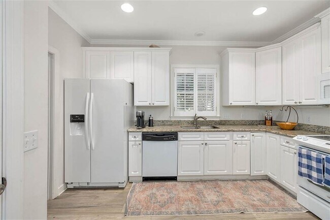 Building Photo - 122 Rosemont St