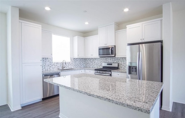 Building Photo - 3-Story Townhome w/ 2 Car Garage in New Co...