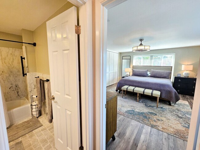 Building Photo - Seasonal Short-Term Venice Island Townhouse Steps from Venice Beach!