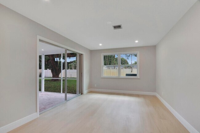 Building Photo - 732 Pelican Way