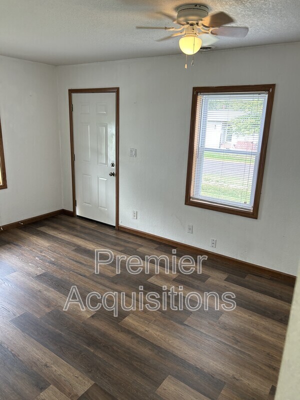 Building Photo - 208 E Bland St