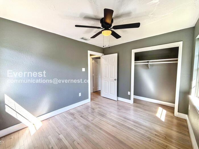 Building Photo - 413 Brown Dr