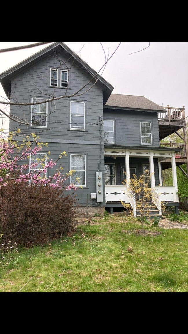Building Photo - 165 Main St