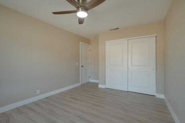 Building Photo - Spacious 3 Bed, 2 Bath Home with Acreage, ...