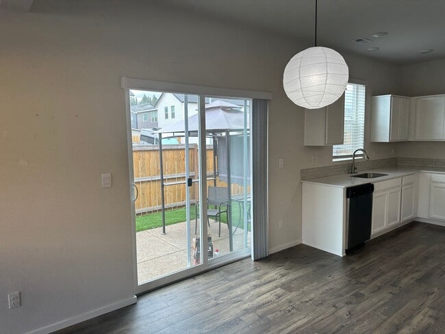 Building Photo - Newer 4 bedroom 2.5 bathroom house!