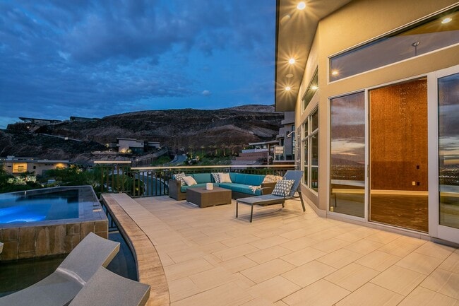 Building Photo - UNUBSTRUCTED VIEWS FROM THIS MACDONALD HIG...
