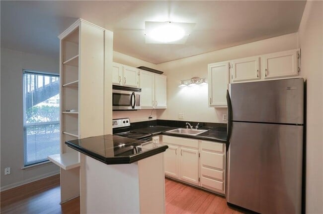 Building Photo - Cozy Studio Home with Fireplace & Walk-In Closet!