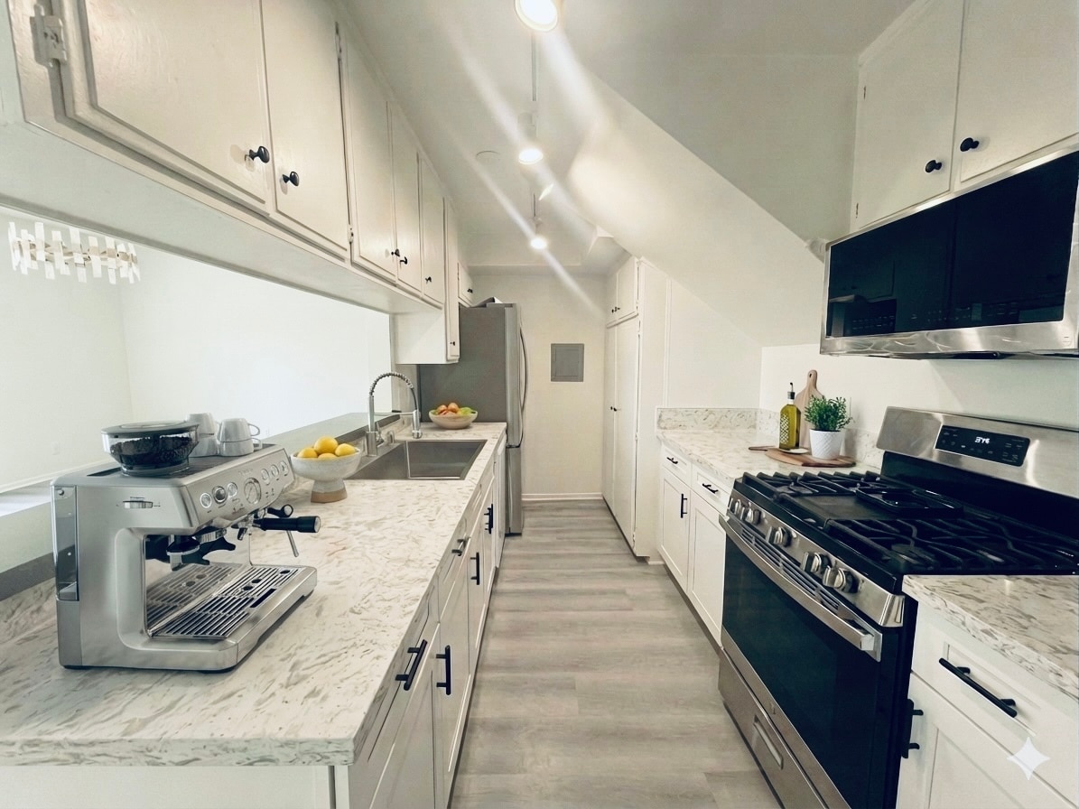 Building Photo - 10634 Holman Ave