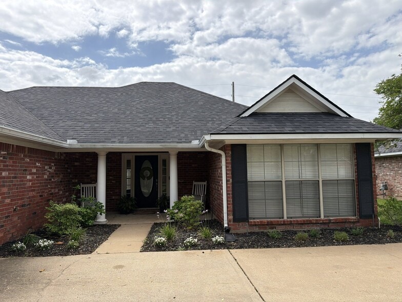 Building Photo - 5027 Tensas Dr