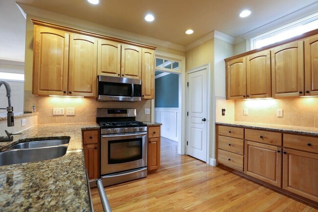 Building Photo - Gorgeous Three Bedroom Home!
