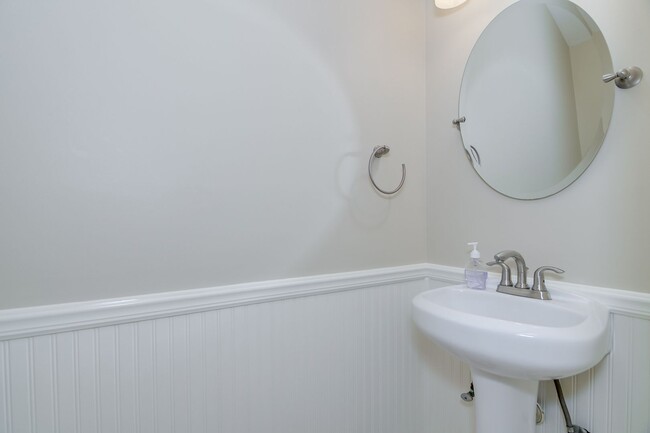 Building Photo - 2 Bedroom 2.5 Bath Townhouse