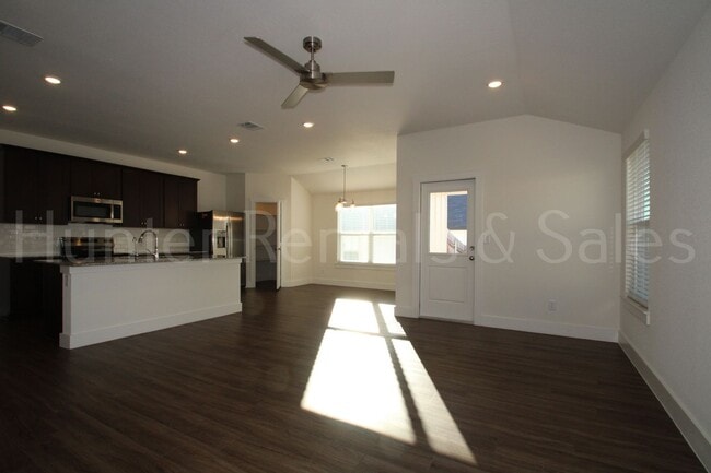 Building Photo - Newer Modern Cove 4 Bedroom