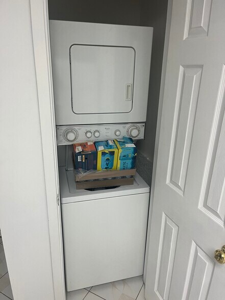 Building Photo - 31 Oaktree Dr