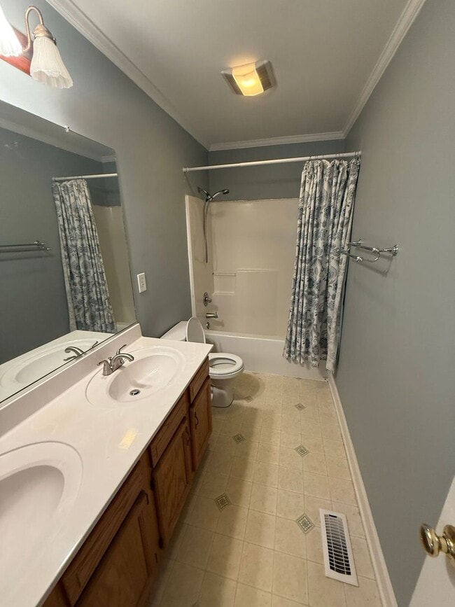 Building Photo - Three bedroom, 2 bath house in Haw River