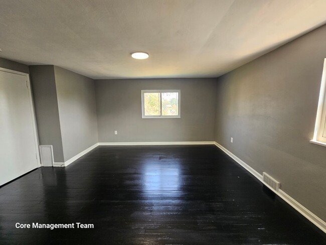 Building Photo - Fully Updated 3 bedroom 2 bathroom House f...