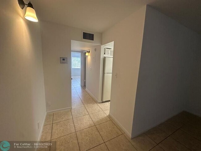 Building Photo - 515 S Sequoia Dr