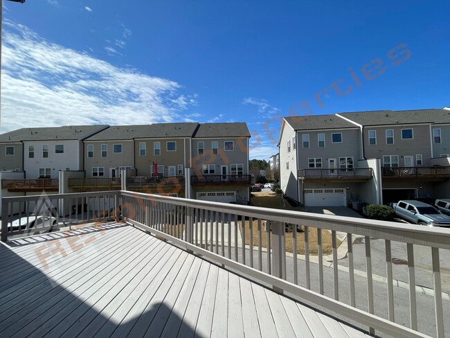 Building Photo - Beautiful End Unit 3 Story 3 bedroom, 3.5 bathroom Townhome with 2 Car-Garage in 540 Townes subdi...