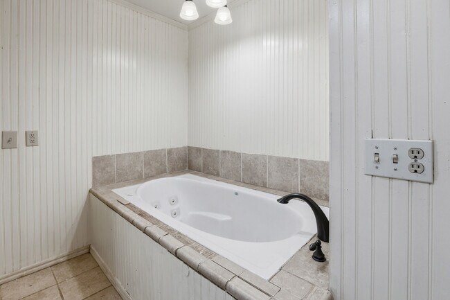 Building Photo - 1328 Hazelwood Dr