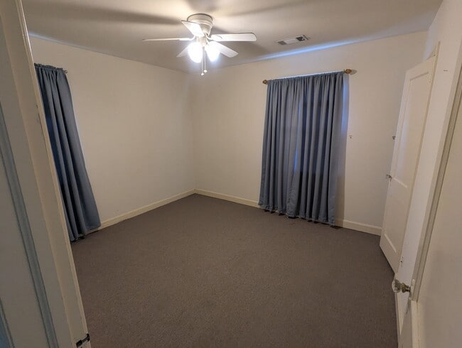 Building Photo - 2 bedroom 1 bath near Campus Available Now