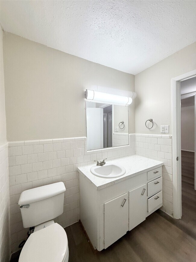 Building Photo - 500 Willow Dr