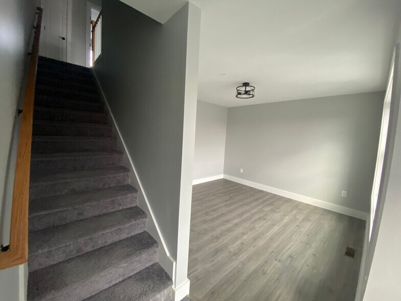 Building Photo - 32 Main St