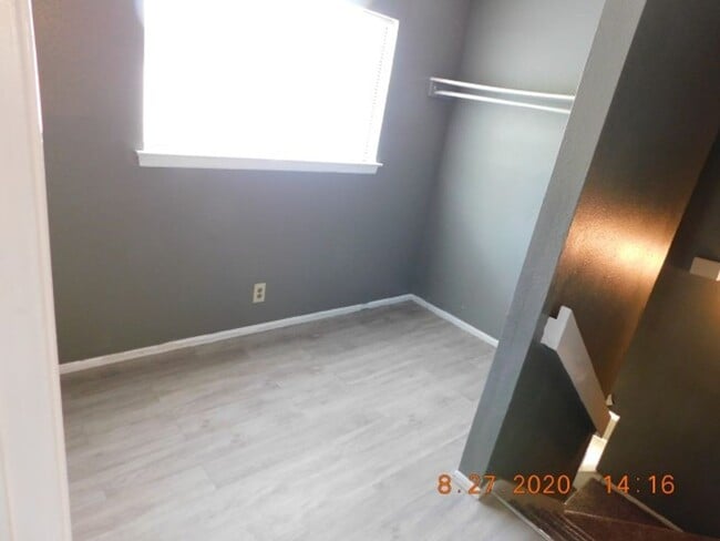 Building Photo - Nice 3 bedrooms, 2 full baths with half ba...