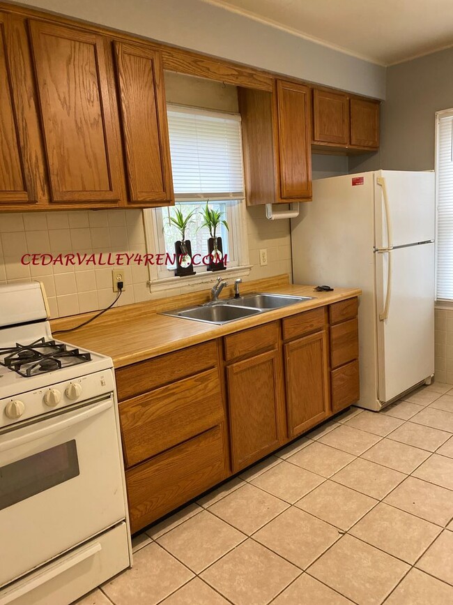 Building Photo - 2 Bedroom, 1 Bath Single Family Home with ...