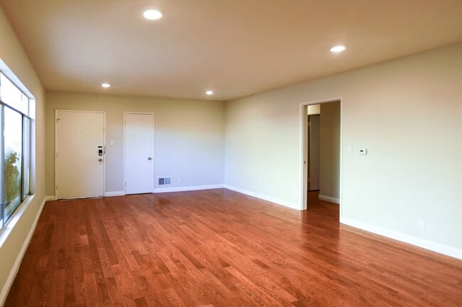 Building Photo - 1323 Ridgeley Dr