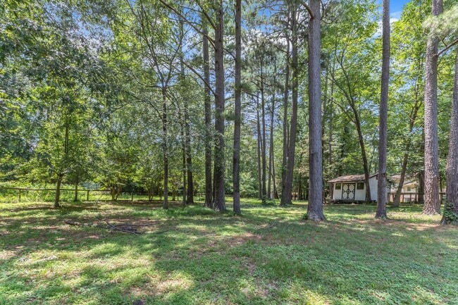 Building Photo - Cute 3/1.5 Close to RTP