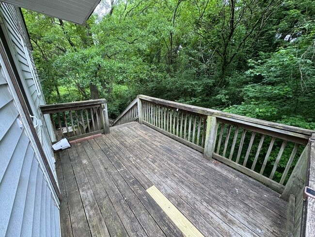 Building Photo - Description: Adorable one bedroom on secon...