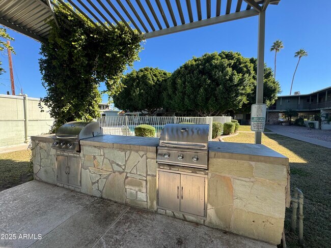 Building Photo - 1702 W Tuckey Ln