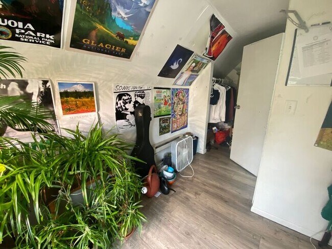 Building Photo - $625 | ROOMMATE WANTED | 7 Bedroom, 3 Bath...