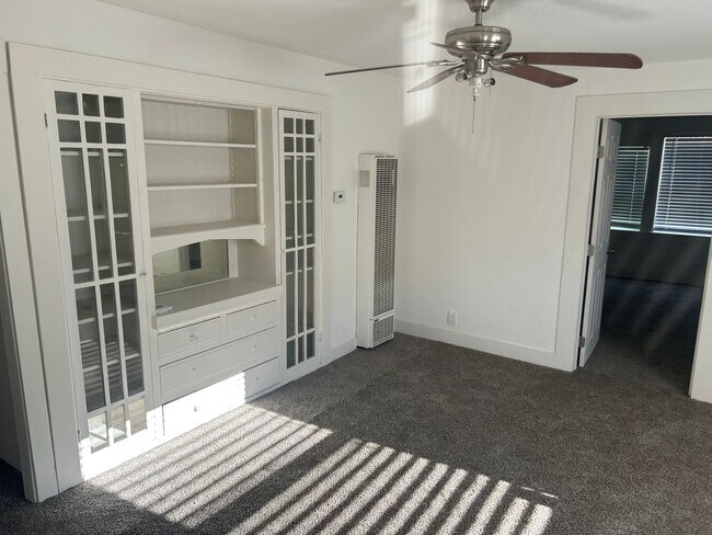 Building Photo - 3 Bedroom Unit Available Now!!