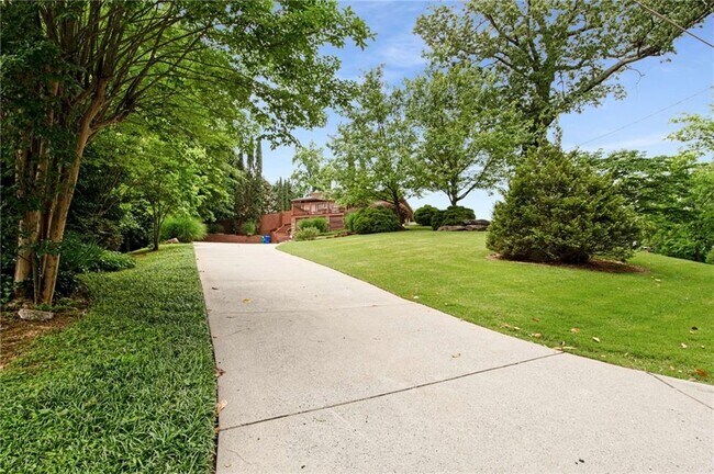 Building Photo - 994 Citadel Dr NE