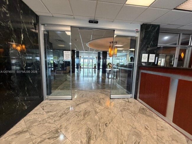 Building Photo - 500 Bayview Dr